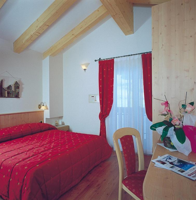 Hotel Zirmes Moena Szoba fotó