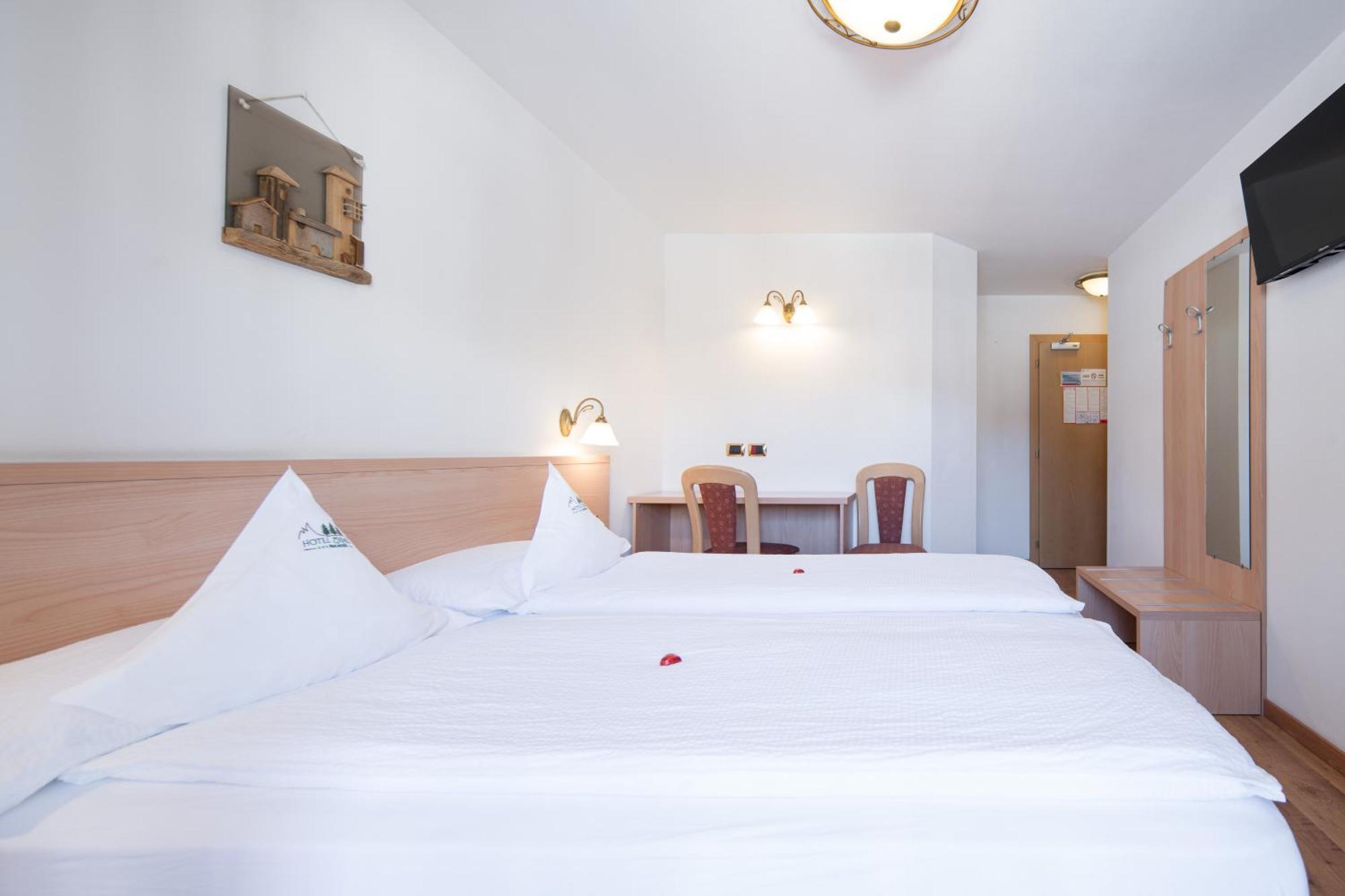 Hotel Zirmes Moena Kültér fotó