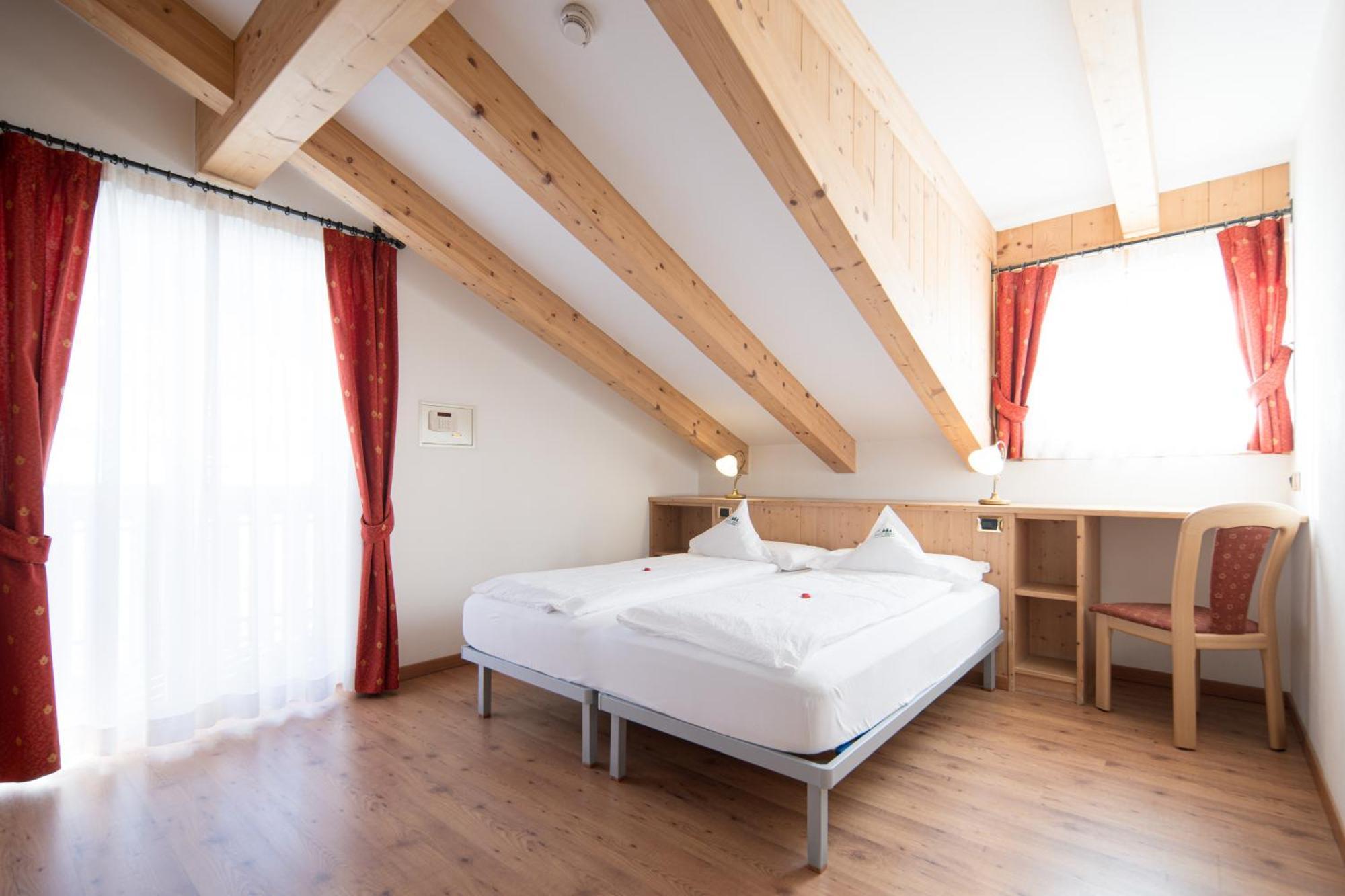 Hotel Zirmes Moena Kültér fotó